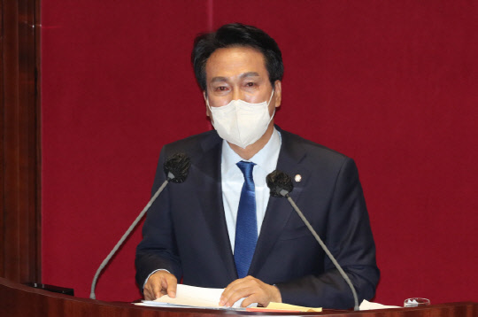 안민석 더불어민주당 의원이 27일 오후 국회 본회의장에서 열린 본회의에서 '검수완박' 법안 저지를 위한 필리버스터(무제한 토론)를 하고 있다. <국회사진공동취재단>